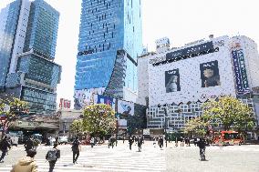 The scene in Shibuya on the first weekend after the declaration of the state of emergency